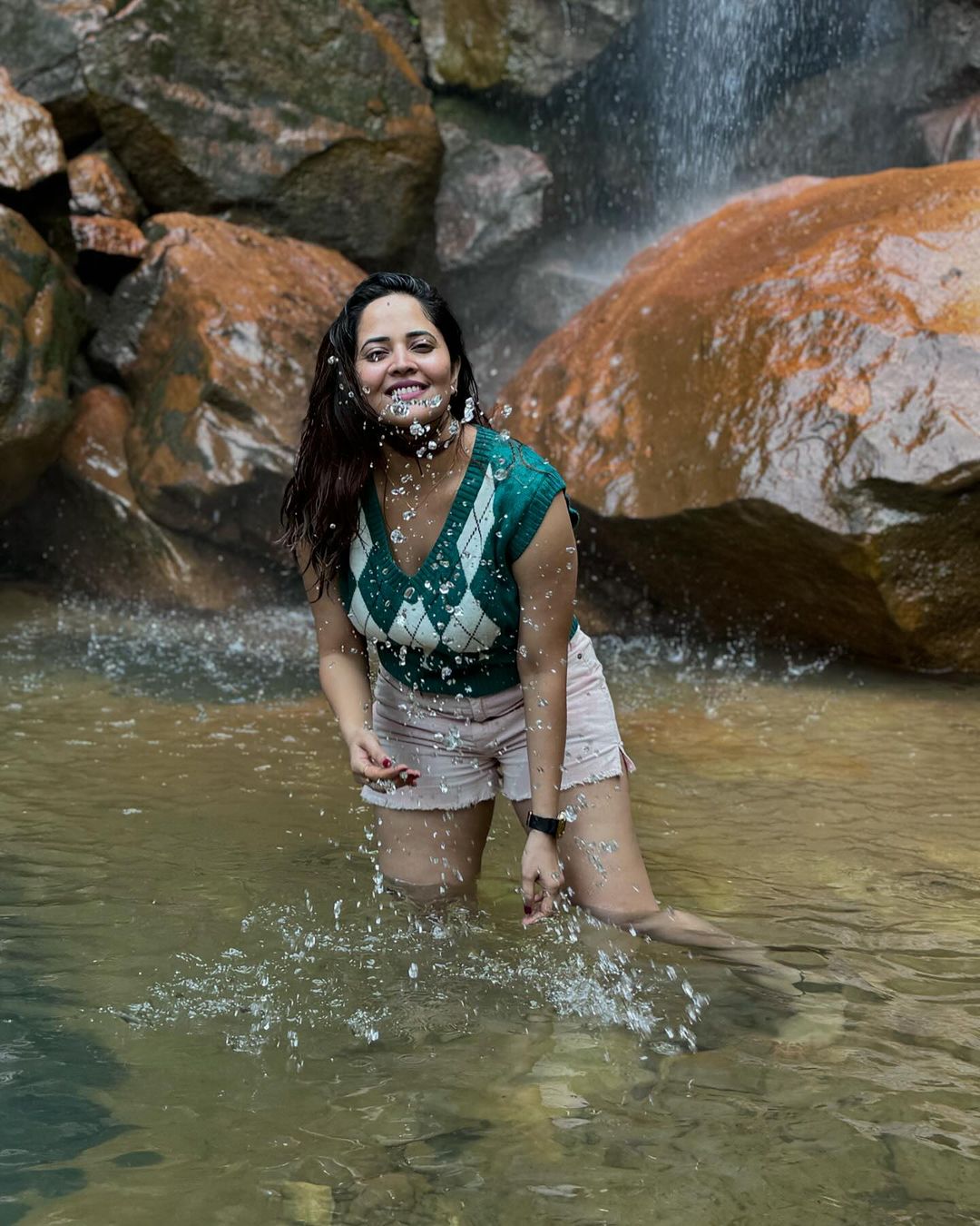 SOUTH INDIAN ACTRESS ANASUYA BHARADWAJ FUN ENJOY OUTING PICS 5